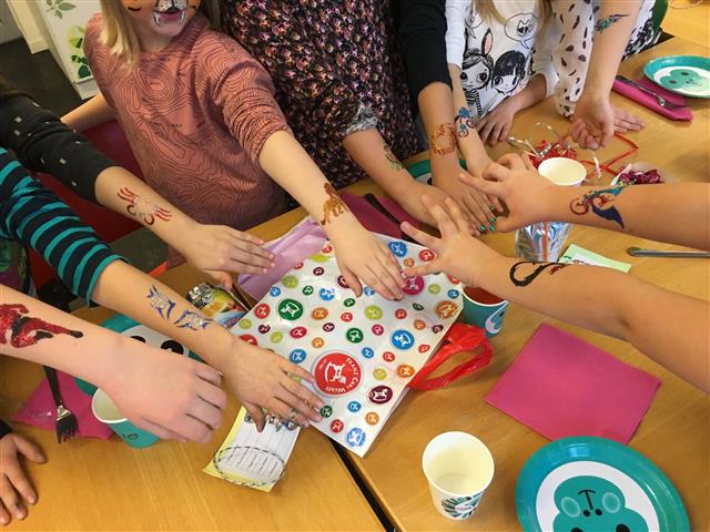 Glitzertattoos sind der Hit am Kinderfest