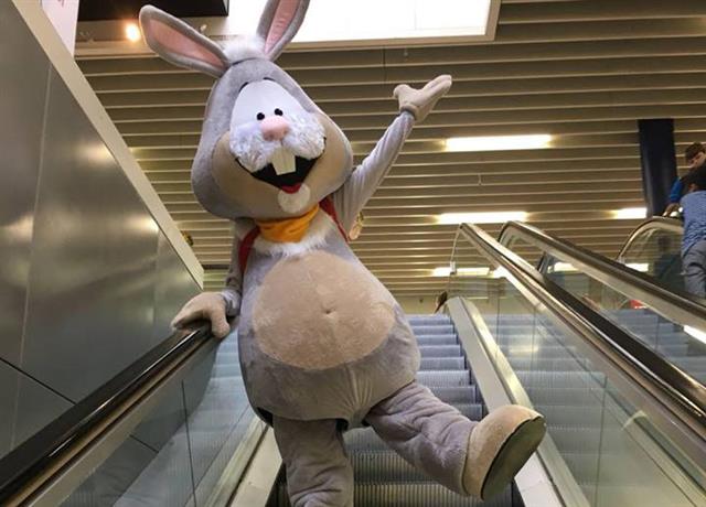 Der Osterhase bringt Leben ins Shoppingcenter