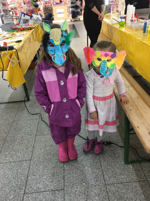 Masken mit den Kindern basteln gehört in unser Programm
